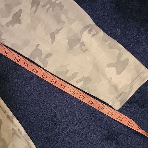 GAP  Light Gray Camouflage Leggings Capri Sz Large - Picture 4 of 10